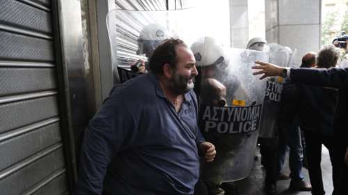 Ενταση και χημικά στο υπουργείο Οικονομικών