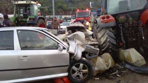 Kαρφώθηκε σε τρακτέρ &amp; γέμισε το μπλόκο...χασίς!