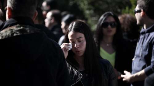 Λαοθάλασσα και λιποθυμίες στην κηδεία του Παντελίδη