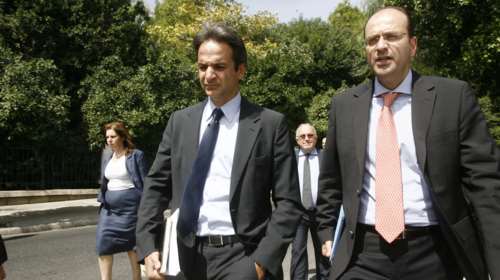 H διεύρυνση και τα φλέρτ με πρόσωπα της κεντροαριστεράς
