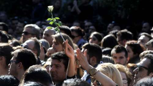 Το λαϊκό προσκύνημα της σορού του Παντελή Παντελίδη