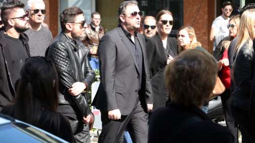 Συντετριμμένος ο Αντώνης Ρέμος στην κηδεία του Παντελή Παντελίδη