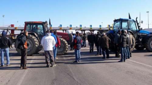 Άνοιξαν τα διόδια στα Μάλγαρα μέχρι αύριο το πρωί οι αγρότες