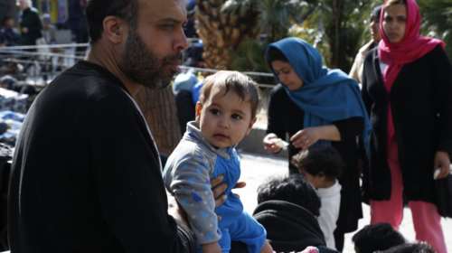 Ξαναγέμισε πρόσφυγες η πλατεία Βικτωρίας