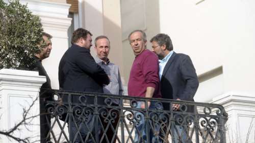 Διάλειμμα για τσιγάρο στο μπαλκόνι του Μαξίμου