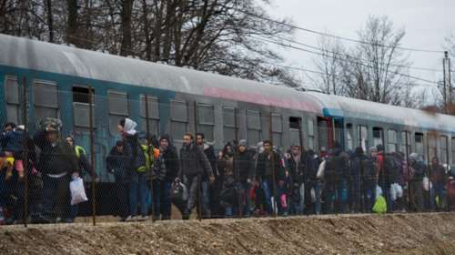 Οι Σλοβένοι στέλνουν στρατό στα σύνορα για τους πρόσφυγες