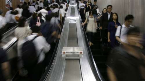 Κυλιόμενη σκάλα αλλάζει κατεύθυνση και προκαλεί ανθρώπινη καραμπόλα