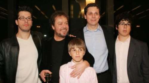 Ο μικρός γιος του Πάριου και της Αλιμπέρτη έγινε τραγουδιστής της hip hop