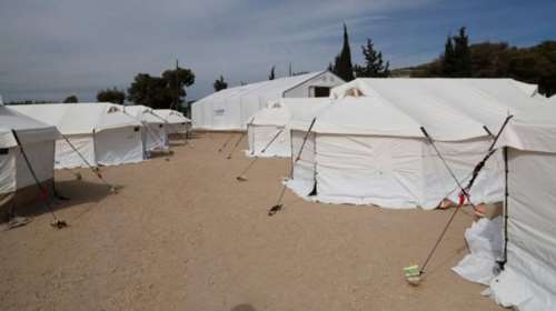 Στήνουν 2500 σκηνές για πρόσφυγες σε όλη την Ελλάδα