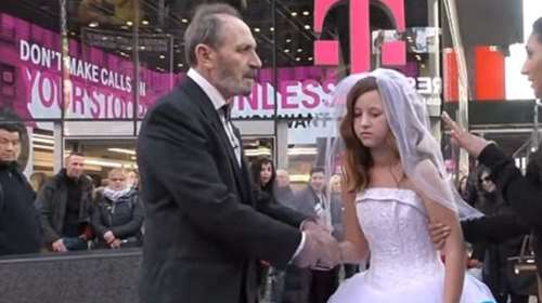 Οι αντιδράσεις όταν ένας 65χρονος ποζάρει με τη 12χρονη «νύφη» του