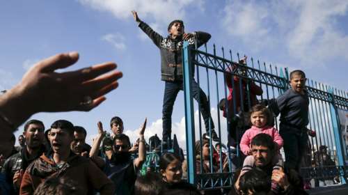 «Εξέγερση» προσφύγων αυτήν την ώρα στο λιμάνι του Πειραιά