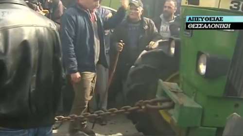 Αγρότες επιχειρούν να ρίξουν την πύλη του υπουργείου Μακεδονίας-Θράκης