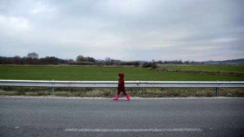 Ενα προσφυγόπουλο περπατά μόνο του: Η πιο συγκινητική φωτογραφία της ημέρας