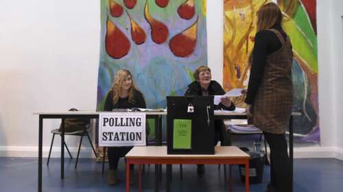 Υποχώρηση του κυβερνητικού συνασπισμού στην Ιρλανδία