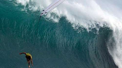Διαγωνισμός σερφ με κύματα ύψους 18 μέτρων
