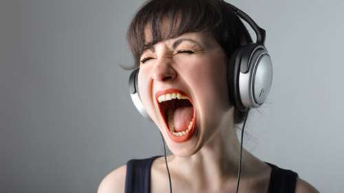 Ακούτε μουσική με ακουστικά; Ίσως πρέπει να το ξανασκεφτείτε
