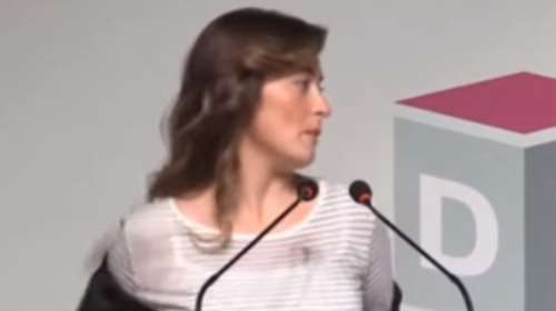 Τι έγινε όταν η σέξι υπουργός έβγαλε το... σακάκι της