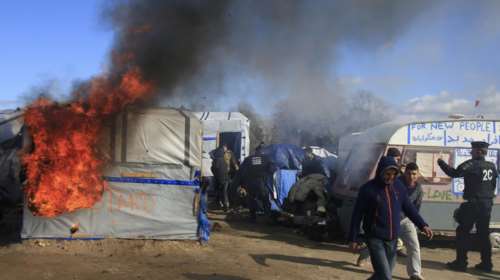 Άρχισε η εκκένωση του Καλαί με μπουλντόζες και φωτιές
