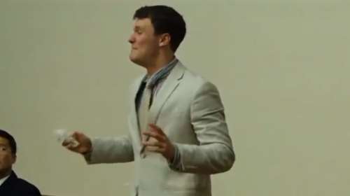 Αμερικανός φοιτητής απολογείται κλαίγοντας σε δίκη στη Β. Κορέα