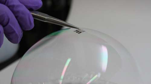 Στο MIT κατασκεύασαν ηλιακά πάνελ ελαφρά όσο μια σαπουνόφουσκα