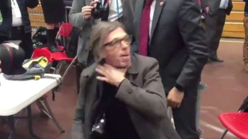 Μυστικός αστυνομικός εναντίον ρεπόρτερ σε συγκέντρωση του Τραμπ