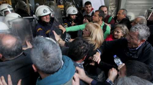 YΠΟΙΚ: Eνταση με τα ΜΑΤ  στην κατάληψη της ΠΟΕΔΗΝ