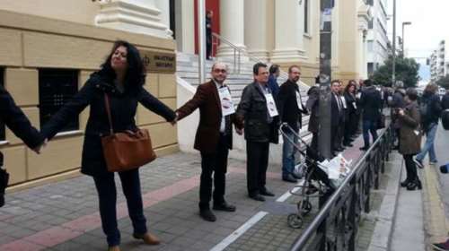 Ανθρώπινη αλυσίδα στο Δικαστικό Μέγαρο Πατρών λόγω ασφαλιστικού