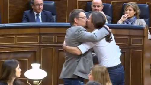 Ο Ιγκλέσιας φιλά βουλευτή του θερμά στο στόμα