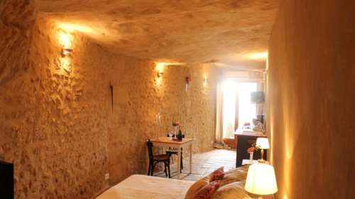 Ανεργος αγόρασε σπήλαιο 1€ και το έκανε παλάτι