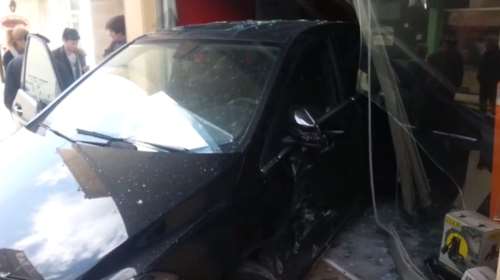 Μπήκε για ψώνια μαζί με το ΙΧ! Απίστευτο παρκάρισμα