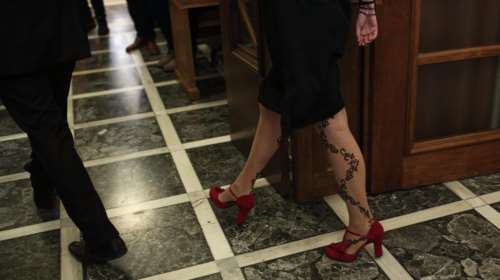 Η μυστηριώδης γυναίκα με το τολμηρό καλσόν &amp; τις γόβες στο Υπουργικό