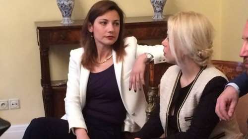 Οι δύο εντυπωσιακές παρουσίες στο πλευρό του Θεοδωράκη