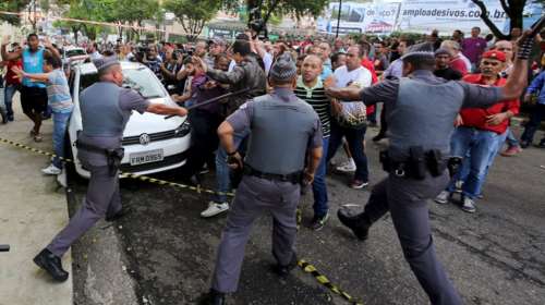 Υποστηρικτές του Λούλα συγκρούστηκαν με την αστυνομία έξω από το σπίτι του