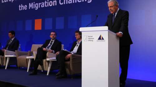 Ξυπόλητες κυρίες σε ομιλία  Αβραμόπουλου στο Χίλτον