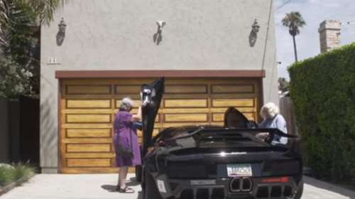 Γιαγιάδες άρπαξαν Lamborghini και τα σπάνε! video