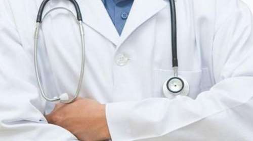 Γιατρός έκρυβε το φακελάκι σε ψευδοροφή!