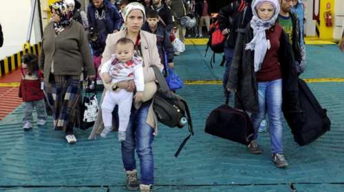 ΄Αλλοι 1.018 μετανάστες και πρόσφυγες έφθασαν χθες βράδυ στον Πειραιά