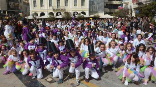 Η άλλη όψη: Χιλιάδες μικροί καρναβαλιστές στην Πάτρα