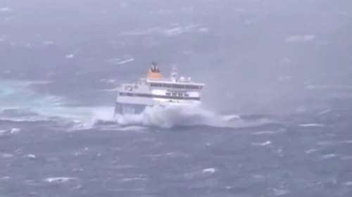 Νήσος Μύκονος: Μάχη με τα κύματα και τα 9 μποφόρ