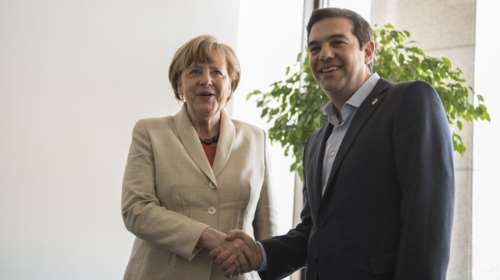 Bloomberg για Μέρκελ-Τσίπρα: Ένα παράξενο ζευγάρι σε μια στενή συνεργασία