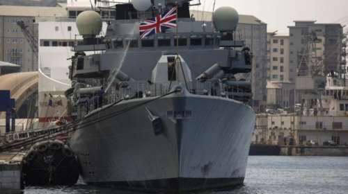 Ο Κάμερον στέλνει τρία πολεμικά πλοία και ένα ελικόπτερο στο Αιγαίο