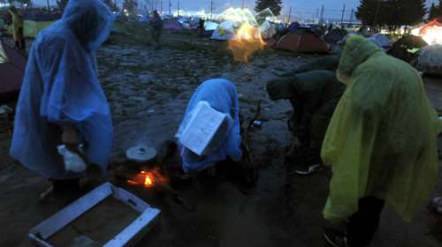 Εικόνες ντροπής στη «λίμνη» της Ειδομένης