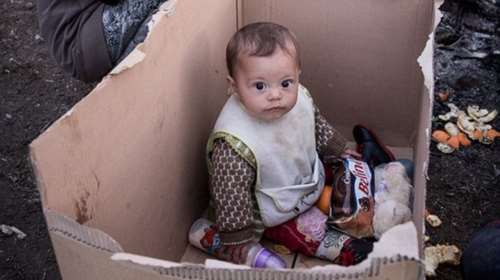 Συγκλονίζει η φωτο μωρού σε χαρτόκουτο στην Ειδομένη