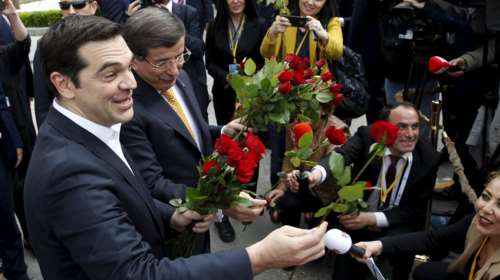 Τριαντάφυλλα μοίρασε ο Τσίπρας σε Τουρκάλες δημοσιογράφους
