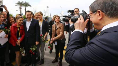 Ο Τσίπρας στήθηκε να τον φωτογραφίσει ο Νταβούτογλου