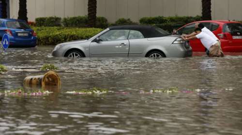 Εγινε κι αυτό: Καταρρακτώδης βροχή και πλημμύρες στα Εμιράτα