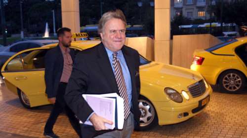 «Εγκλωβισμένοι» σε μεγάλες μειώσεις στις συντάξεις