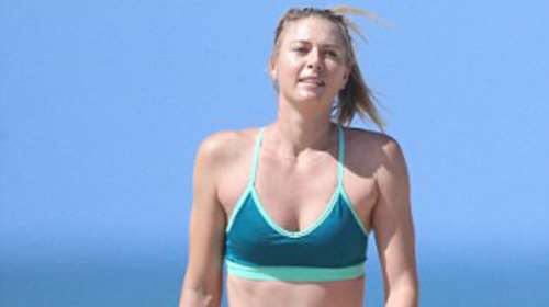 Με το κολάν στην παραλία για τένις η Σαράποβα