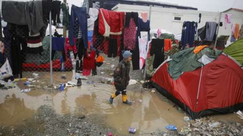 Φυλλάδια για να φύγουν οι πρόσφυγες από την Ειδομένη