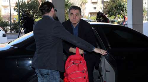 Σε εξέλιξη το ραντεβού Τσακαλώτου-Σταθάκη-θεσμών για τα κόκκινα δάνεια